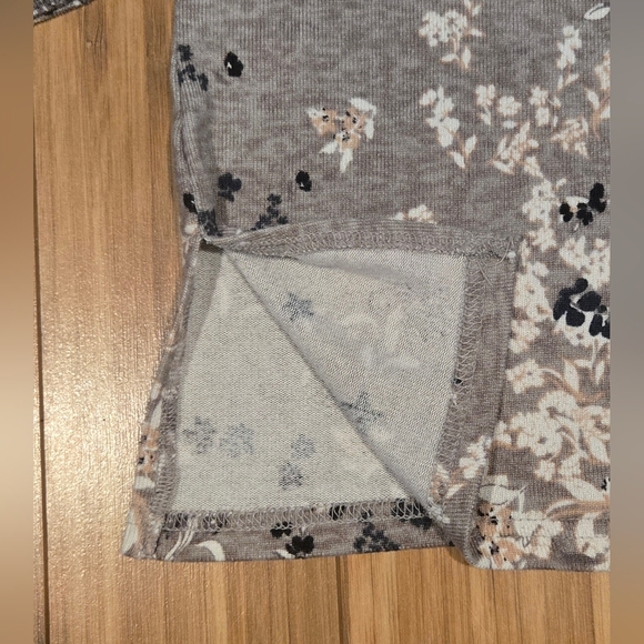 NWOT Mario Serrani Floral Top - Picture 4 of 8